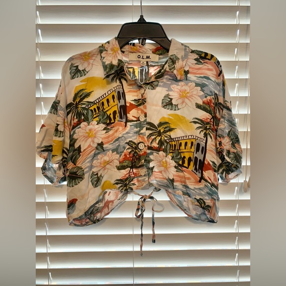 O.L.M woman’s crop button up hawaiian shirt - Picture 2 of 6